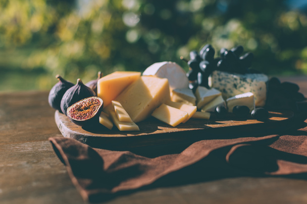 wine snacks on cutting board - Фото, изображение