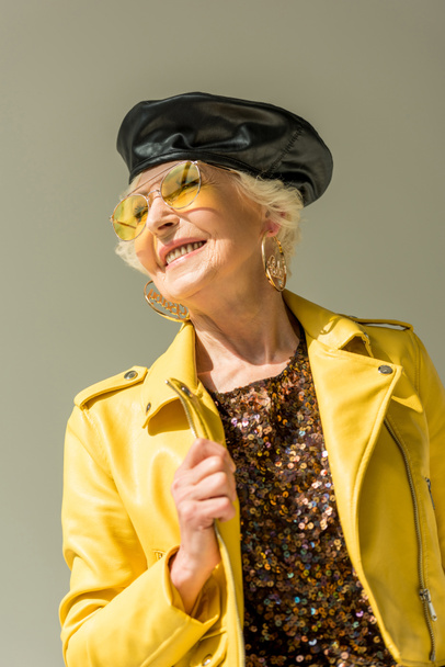 idősebb hölgy sárga kabát  - Fotó, kép