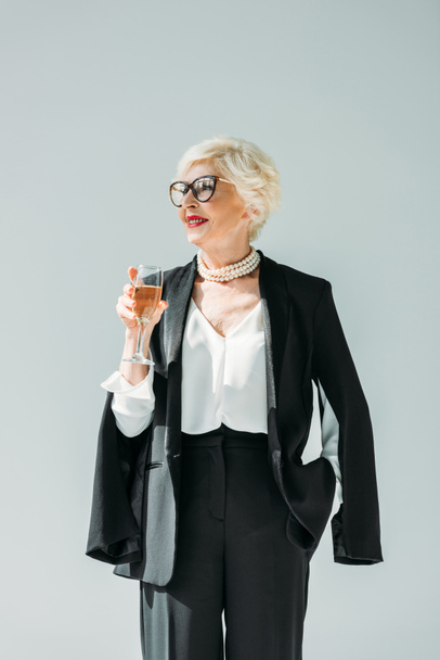 Şampanya ile üst düzey kadın - Fotoğraf, Görsel