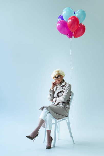 senior lady with balloons - Foto, imagen