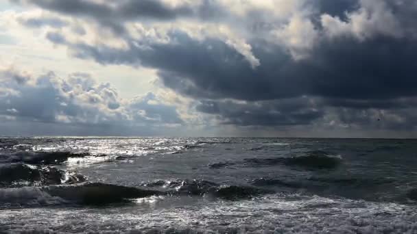 Dalgalar ve bulutlar deniz kumlu plaj, bulutlu, Rüzgar fırtınası kovalayan. - Video, Çekim