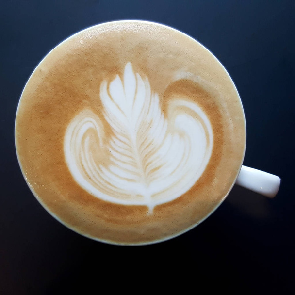 Latte sanat kahve bir fincan Üstten Görünüm. - Fotoğraf, Görsel
