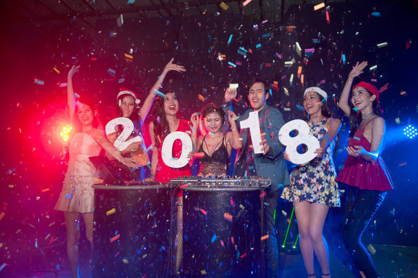 Skupina lidí, tanec v nočním klubu s Santa hat vánoční dovolená večírek. - Fotografie, Obrázek
