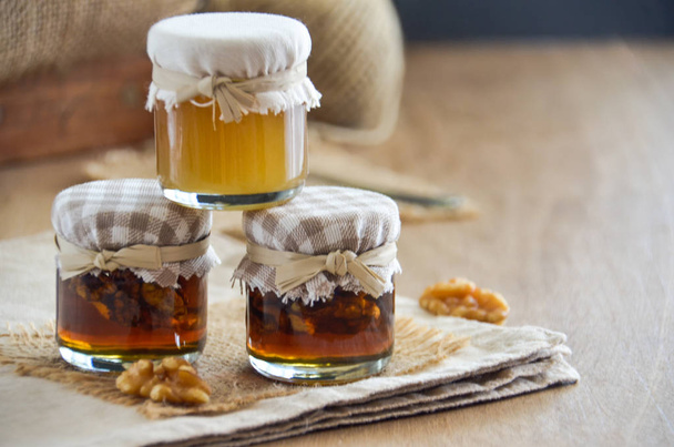 miele in barattoli di vetro - Foto, immagini