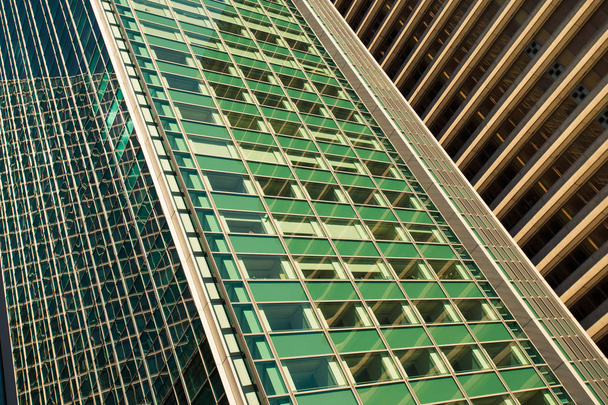 Wolkenkratzer Glasfassaden in Paris Business Center la Defense. städtische Architektur, moderne Bürogebäude. abstrakter Hintergrund mit Himmelsspiegelung. Stadtleben, Wirtschaft und Finanzen - Foto, Bild
