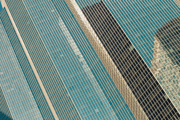 Wolkenkrabbers glazen gevels in Parijs zakencentrum La Defense. Stedelijke architectuur, moderne kantoorgebouwen. Abstracte achtergrond met hemel reflectie. Stad concept op het gebied van leven, economie en Financiën - Foto, afbeelding