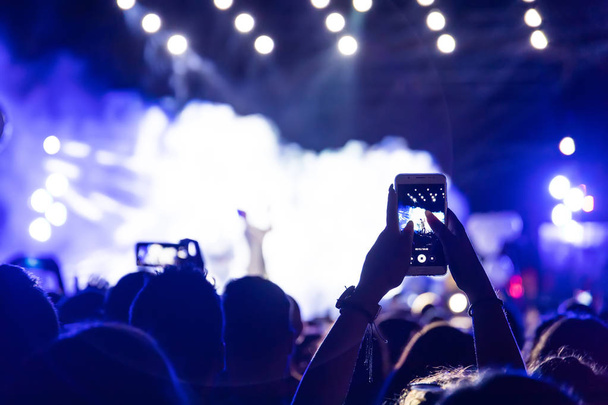 Mano con un smartphone graba festival de música en vivo
 - Foto, imagen