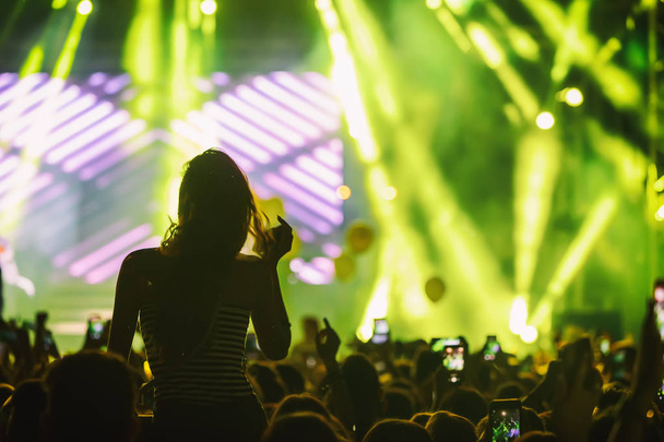 Mão com um smartphone grava festival de música ao vivo
 - Foto, Imagem