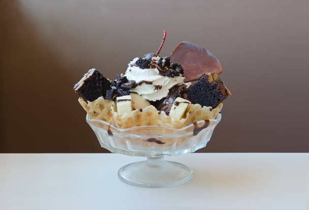 Παγωτό παγωτό σε ένα μπολ βρώσιμα βάφλα με μπράουνις, αμύγδαλα - Φωτογραφία, εικόνα