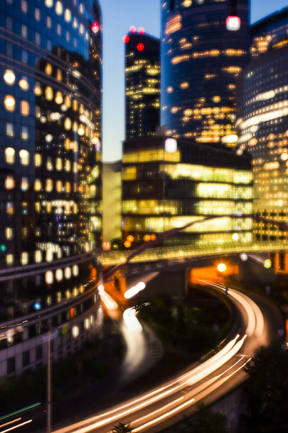 Dynamické město ulice dopravní, světla auta a prosklených fasád moderních budov v pařížské obchodní čtvrti La Défense. Rozostřené noční Panorama s mrakodrapy. Ekonomika, finance, dopravní koncepce - Fotografie, Obrázek