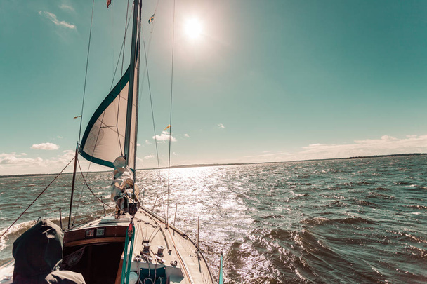 Jachting na plachetnici za slunečného počasí - Fotografie, Obrázek