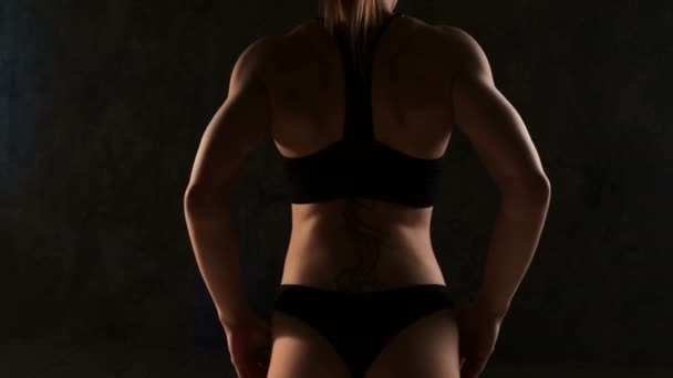 Primer plano de buena apariencia poderosa mujer flexionando los músculos aislados sobre un fondo oxidado
. - Metraje, vídeo