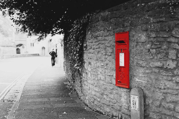 İzole kırmızı posta kutusuna bir duvar inşa - Fotoğraf, Görsel