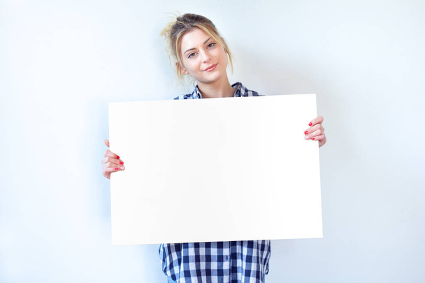 Muchacha mostrando un gran cartón blanco para el espacio de copia de texto
 - Foto, Imagen
