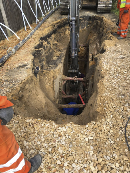 instalación de tuberías de alcantarillado en excavaciones profundas a lo largo del callejón
 - Foto, Imagen