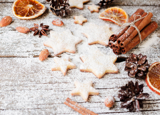 Χριστούγεννα μελόψωμο cookies αστέρια σε ένα ξύλινο τραπέζι και κόπτες μπισκότων, επιλεκτική εστίαση - Φωτογραφία, εικόνα