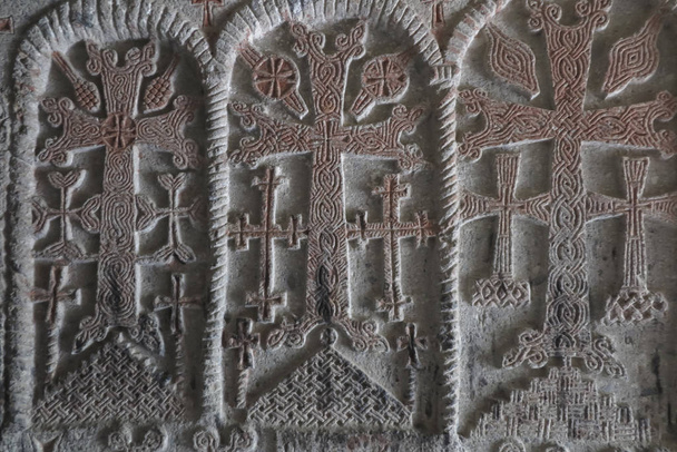 traditionelle armenische Steinkreuze und Felsen rund um das Geghard  - Foto, Bild