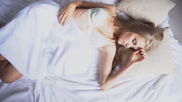 beautiful girl woke up in the morning in his bed - Filmati, video