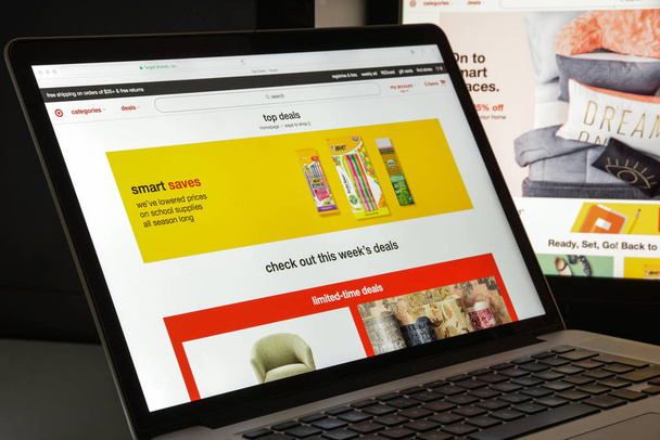 ミラノ, イタリア - 2017 年 8 月 10 日: Target.com ウェブサイトのホームページ。Target.com ロゴ表示. - 写真・画像