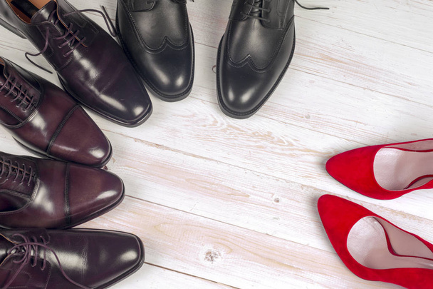 zapatos para hombre y tacón alto rojo para mujer sobre fondo blanco
 - Foto, imagen