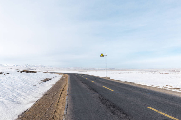 empty asphalt road with snow mountains - Foto, Imagem