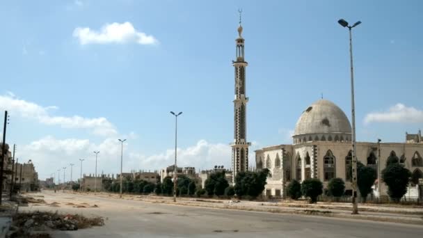 Homs, Syyria, syyskuu 2013: tuhoutunut moskeija lähellä autiota katua lähellä Homsin kaupunkia, jossa taistelut käytiin
 - Materiaali, video