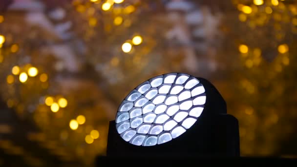 LED etapie urządzenia oświetleniowego głowa ruchoma w concerthall - Materiał filmowy, wideo