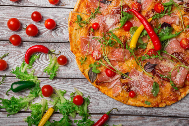 Detail pepperoni Italská pizza s masem, rajčaty a sýrem  - Fotografie, Obrázek
