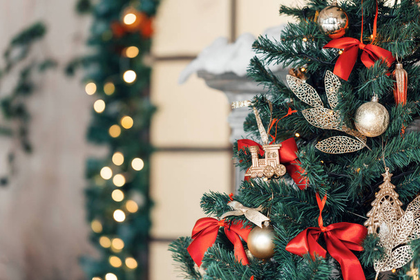 Christmas toy train and garland on the fir tree - Zdjęcie, obraz