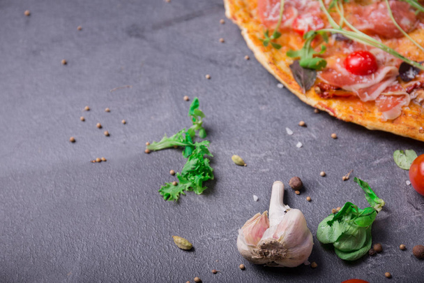 ピーマン肉、トマト、チーズとイタリアのピザのクローズ アップ  - 写真・画像