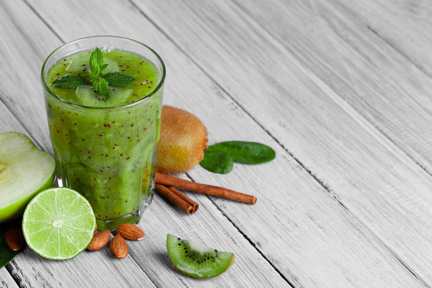 sweet green smoothie from exotic fruits on a gray wooden background. - Foto, immagini
