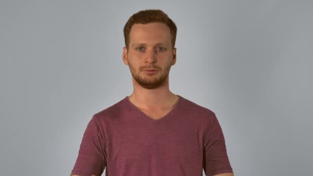 Ginger mužské ukazuje podepsat souhlas a nesouhlas - Záběry, video