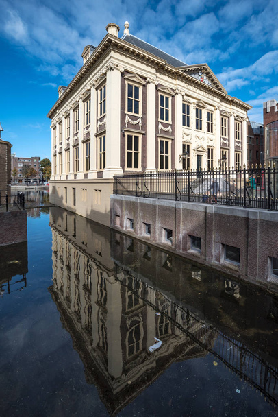 Widok boczny kanał wejście przednie Muzeum Mauritshuis budynku ne - Zdjęcie, obraz