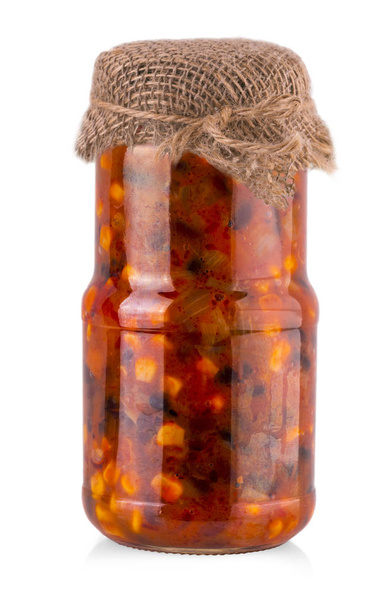 白い背景の上のトウモロコシを保存された豆のガラス瓶. - 写真・画像