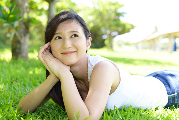 junge Frau entspannt im Park - Foto, Bild