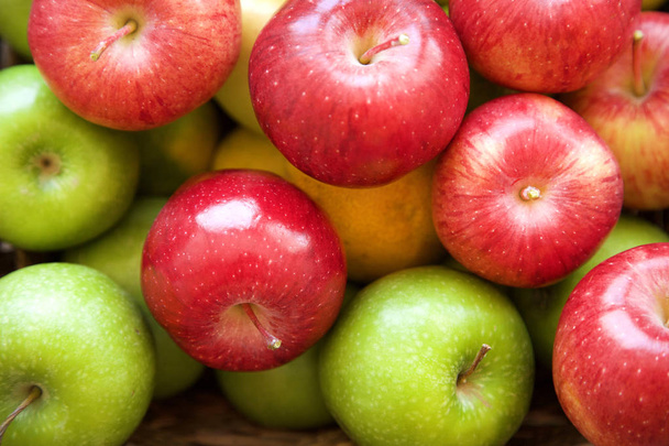 Haufen Äpfel Farbe isoliert - Foto, Bild
