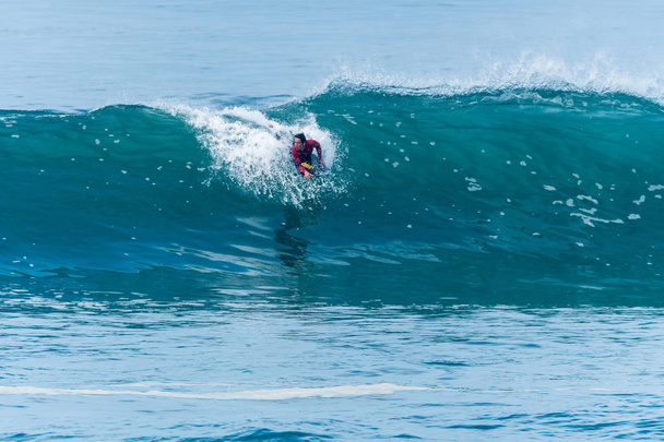 Kehonrakentaja Surfing Ocean Wave
 - Valokuva, kuva