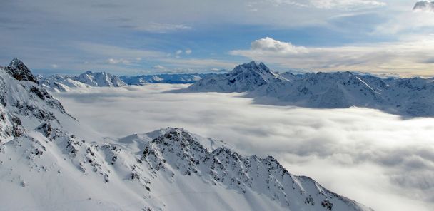 Wolken im Tal in den Alpen - Foto, Bild