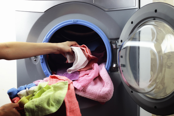 machine wasmachine hand zetten - Foto, afbeelding