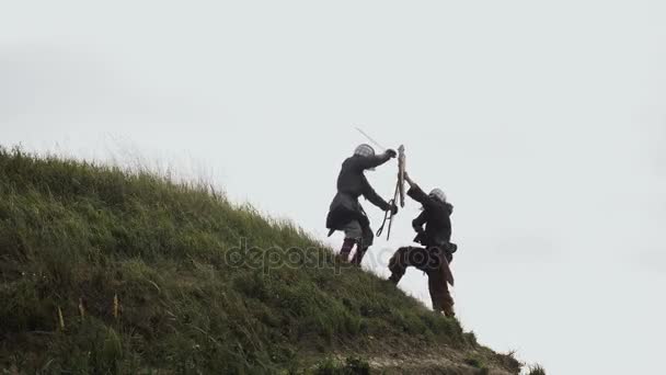 zwei Krieger Wikinger kämpfen mit Schwertern und Schilden. - Filmmaterial, Video