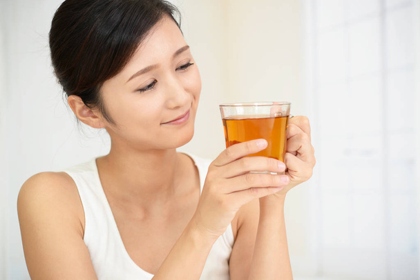 nő ivás tea - Fotó, kép