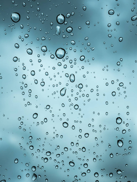 Падіння дощової води на склі
 - Фото, зображення