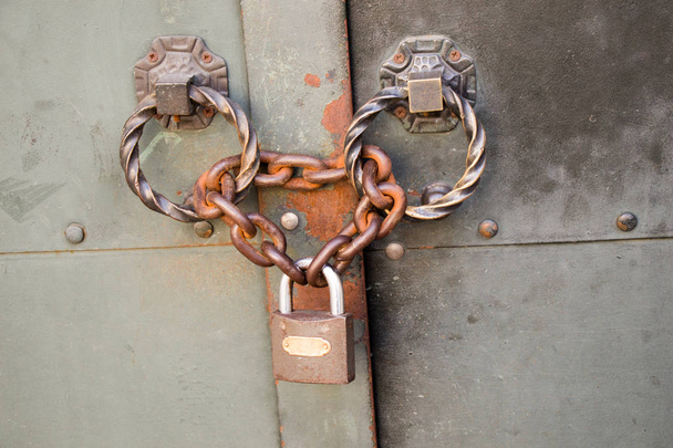 The Old rusted metal lock  in chains - Фото, зображення