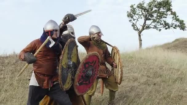 Середньовічних воїнів вікінги борються під час атаки . - Кадри, відео