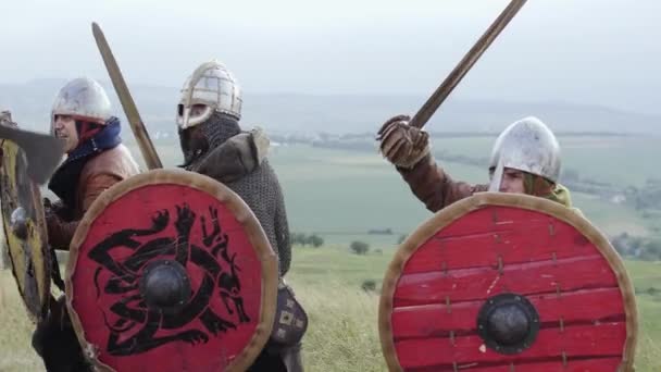 Mittelalterliche Krieger der Wikinger kämpfen beim Angriff . - Filmmaterial, Video