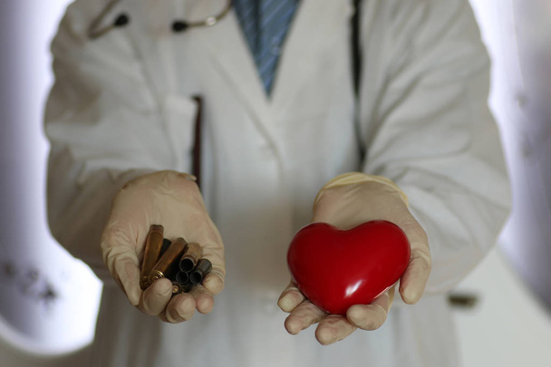 hart- en mouwnaden in arts hand - Foto, afbeelding
