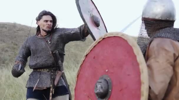 Středověké bojovníky Vikingů bojují během útoku . - Záběry, video