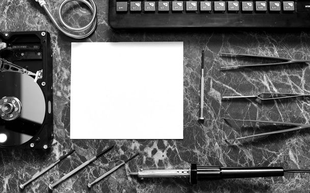 чорно-біла фотографія чистого аркуша паперу на робочому столі
 - Фото, зображення