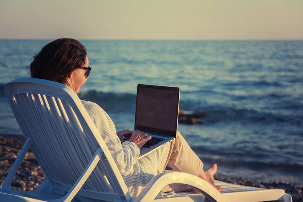 stilvolle attraktive reife Frau 50-60 nutzt Laptop auf der - Foto, Bild