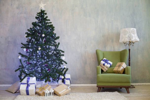 Árvore de Natal com presentes casa para o ano novo
 - Foto, Imagem